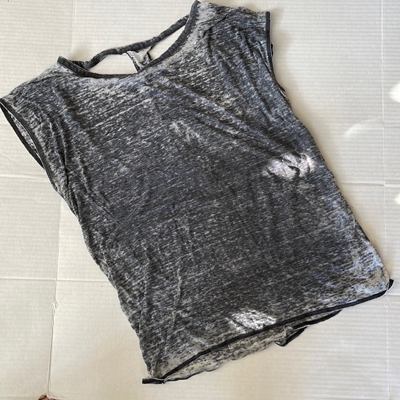 CHASER Lightweight Distressed Grey Top With Backside Cutouts. D3/A377 - Picture 2 of 6